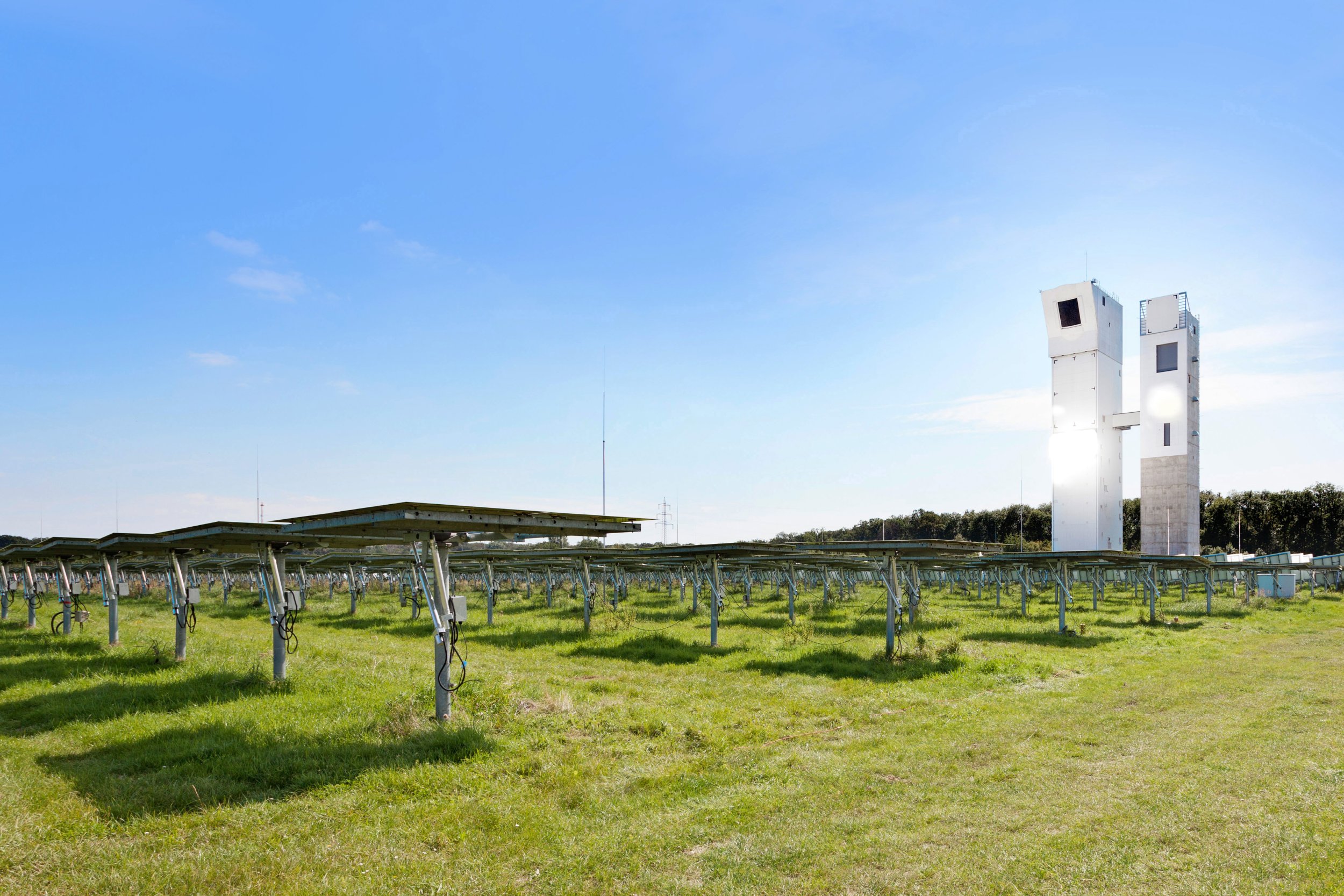 synhelion - solar tower and mirror field at dlr