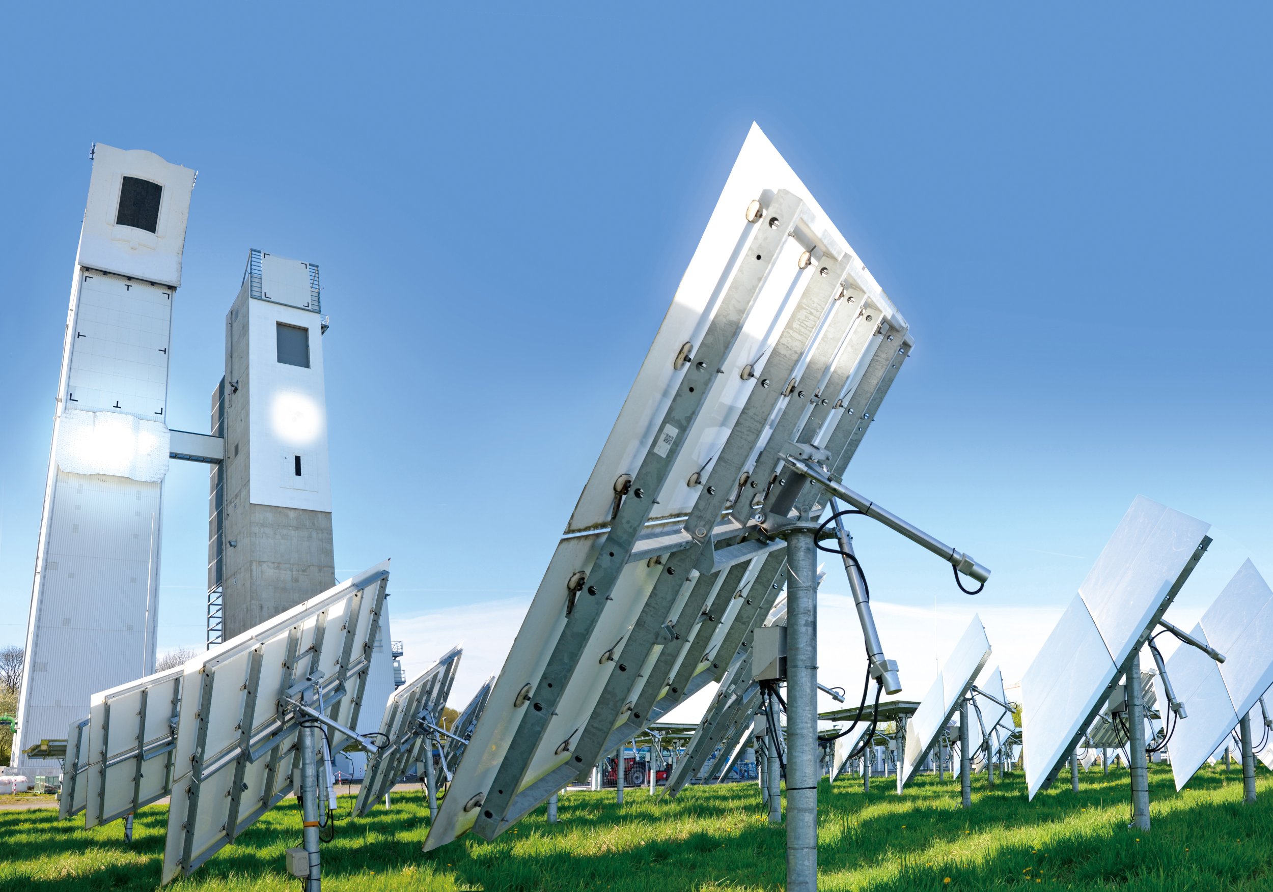 synhelion - solar tower and heliostats at dlr