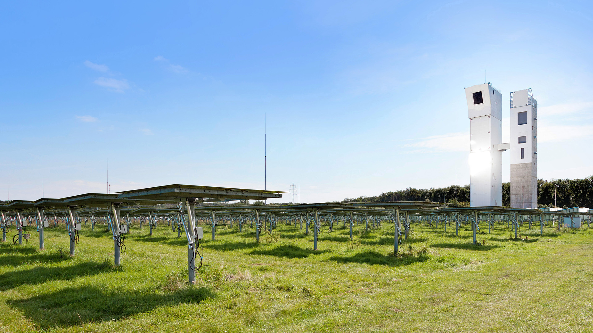 synhelion - solar tower and mirror field at dlr