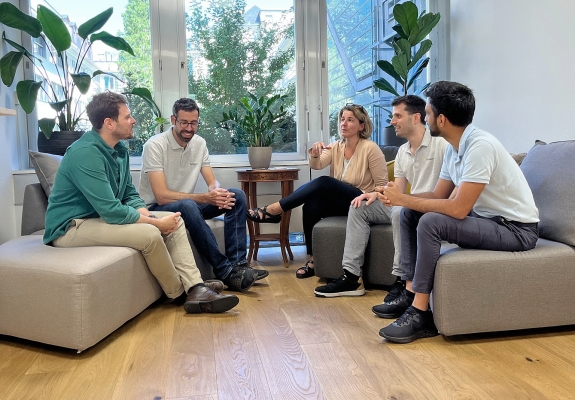 synhelion-team-chatting